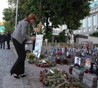 Саманта Пауэр поставила свечку на Майдане в память о погибших протестующих